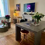 2-Bed Room Cosy Apartment - Central Location